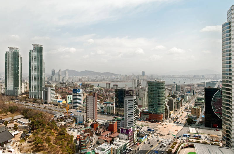 Illustration for article titled Gripping Photos Capture the Mirror Worlds of North and South Korea
